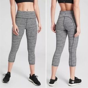 Athleta‎ Ultimate Linear Lines Capri Black/White Style #501307 Size Medium